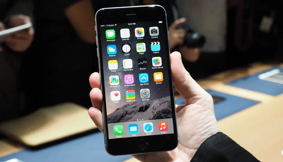 iPhone 18 धमाका: AI पावर, नई टेक्नोलॉजी और बड़े अपग्रेड्स से बदलेगा गेम!