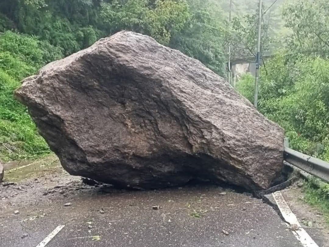 सड़कों पर बड़े-बड़े पत्थर आ गए हैं।