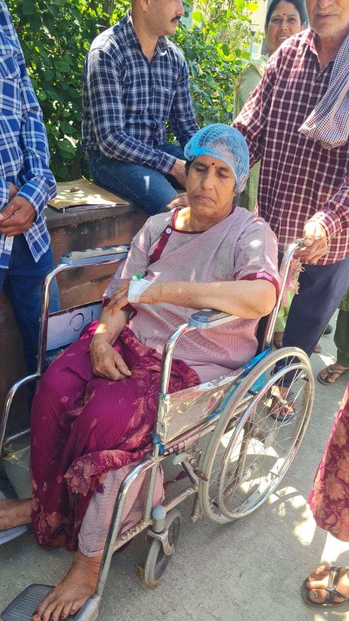 मंडी के नेरचौक मेडिकल कॉलेज को बम से उड़ाने की धमकी के बाद मरीजों को भी बाहर निकाला गया।