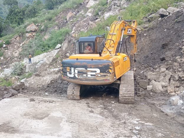 मशीनों से सड़कें बहाल की जा रही है।