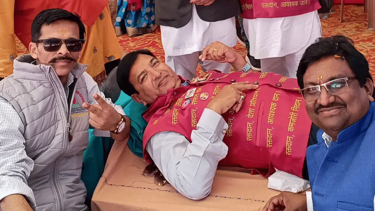 रक्तदान करते हुए शेरदिल शतकवीर रक्तदाता महेंद्र जोशी
