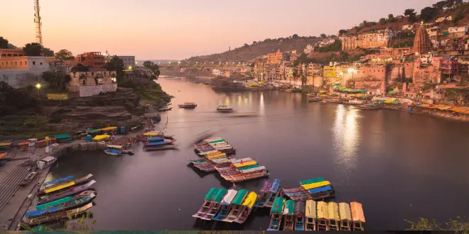 पवित्र ओंकारेश्वर ज्योतिर्लिंग मंदिर का दृश्य।