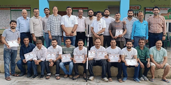 देवभूमि सोशल फाउंडेशन टीम रक्तदान सेवा अभियान के दौरान समूह चित्र में