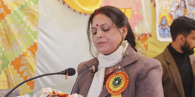 विद्यालय की प्रधानाचार्या वार्षिकोत्सव समारोह में छात्रों और अभिभावकों को संबोधित करते हुए।