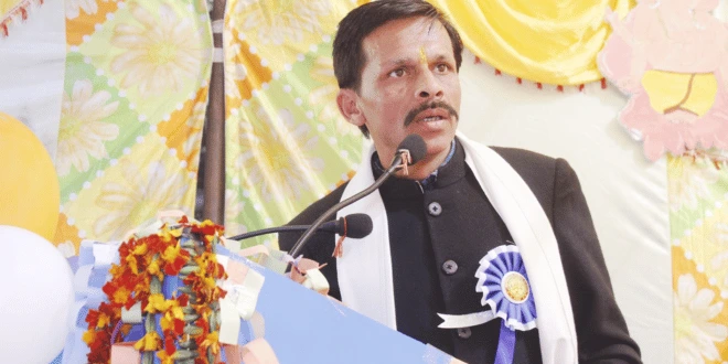समाजसेवी एवं रक्तदाता नरेश शर्मा विद्यालय के वार्षिकोत्सव में बच्चों को प्रेरक संबोधन देते हुए।