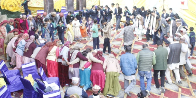 पारंपरिक पोशाक में सजे विद्यार्थी मंच पर पहाड़ी नृत्य प्रस्तुत करते हुए।