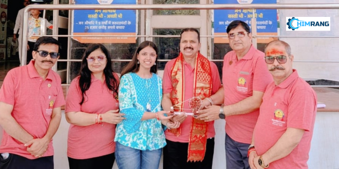 उज्जैन में दीपक विभाकर नाईक को चरखा भेंट करते हुए – रक्तदान सम्मान