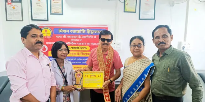 उज्जैन के चरक अस्पताल ब्लड बैंक में 127वें रक्तदान के बाद नरेश शर्मा को सम्मानित करते हुए
