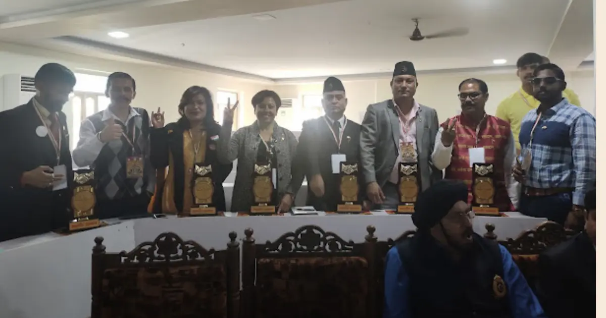 देश-विदेश से आए रक्तदाताओं और समाजसेवियों का यादगार समूह चित्र