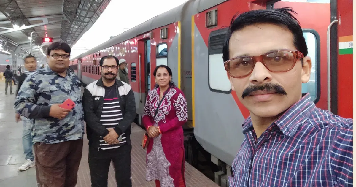 आयोजकों और अतिथियों के साथ आत्मीयता भरा समूह चित्र