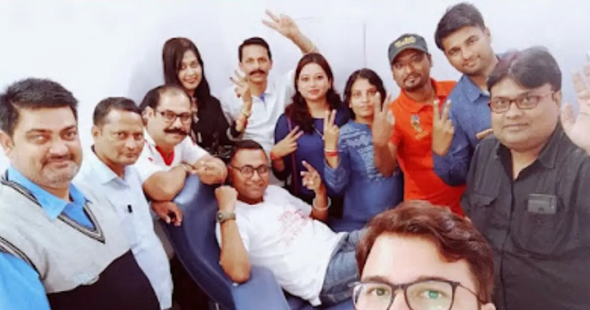 सुदीप कुंडू रक्तदान करते हुए अंतरराष्ट्रीय रक्तदाता महाकुंभ 2019 सासाराम बिहार