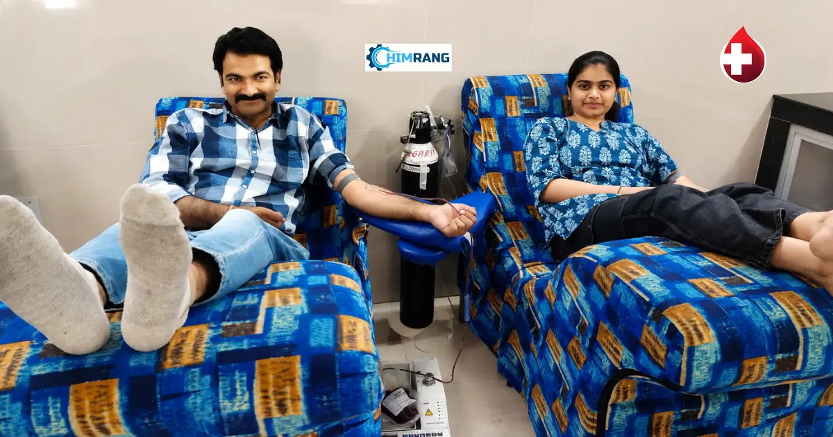 पिता दिनेश वैष्णव और पुत्री भव्या वैष्णव रक्तदान करते हुए,
