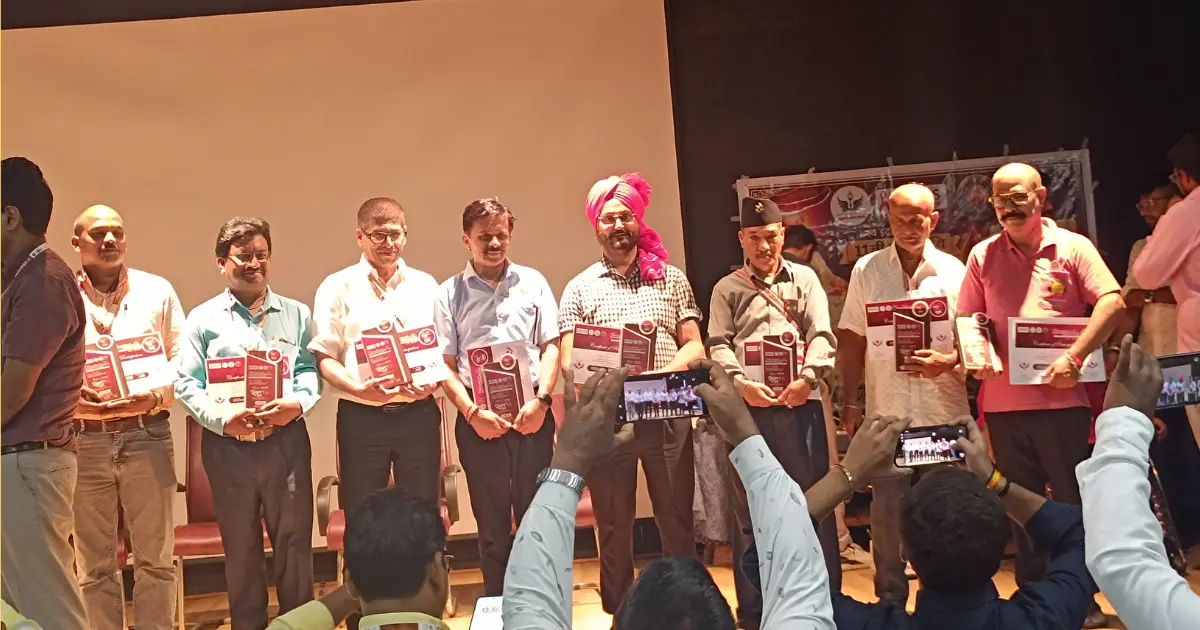 रक्तदाता महाकुंभ-2 में देश-विदेश से आए रक्तदाताओं, समाजसेवियों एवं विशिष्ट अतिथियों का स्मरणीय समूह चित्र।
