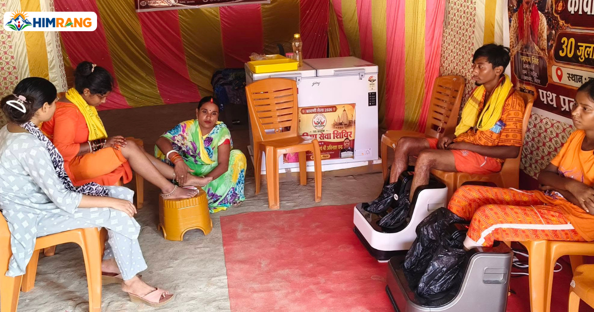 कांवड़ियों के थके पैरों की मशीन से मसाज करते पथ-प्रदर्शक संस्था के सदस्य